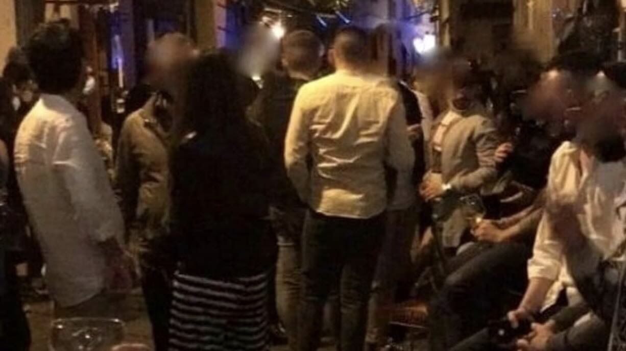 Due adolescenti collocati in comunità dopo un’aggressione brutale: un quindicenne sfregiato con un tirapugni a Caserta