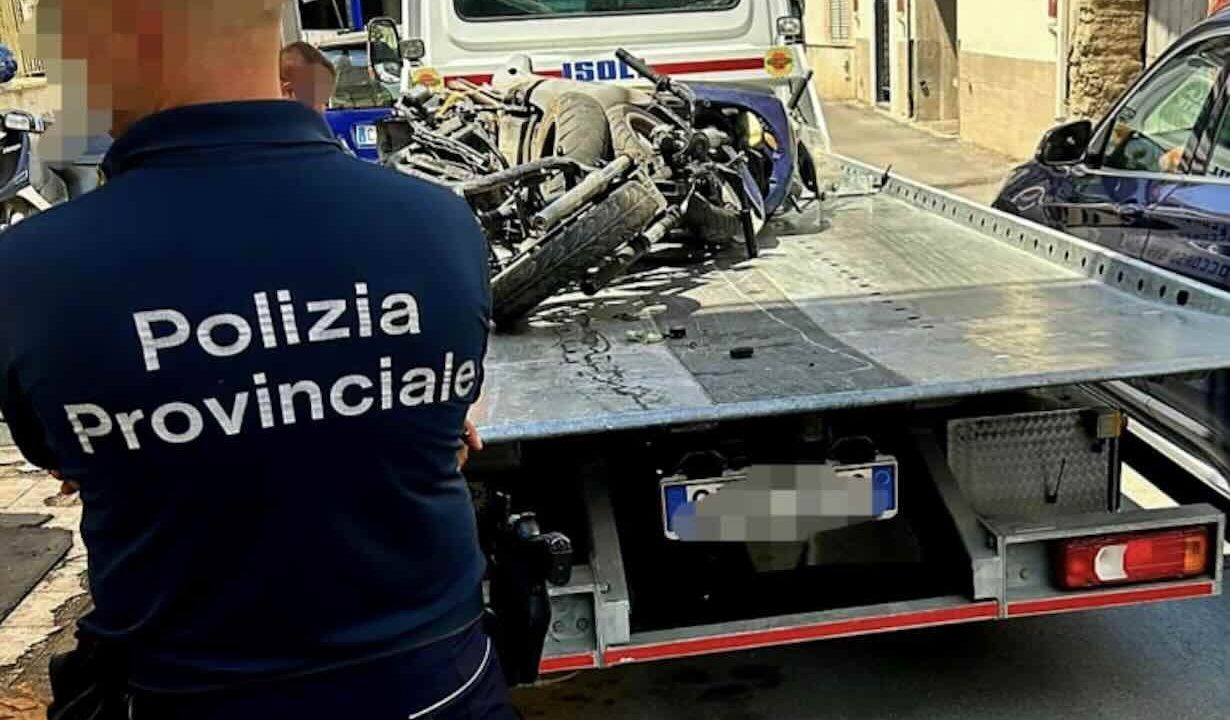 Blitz della Polizia Provinciale a Caserta: scoperta officina abusiva con pezzi rubati e rifiuti tossici, titolare denunciato