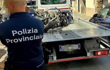 Blitz della Polizia Provinciale a Caserta: scoperta officina abusiva con pezzi rubati e rifiuti tossici, titolare denunciato