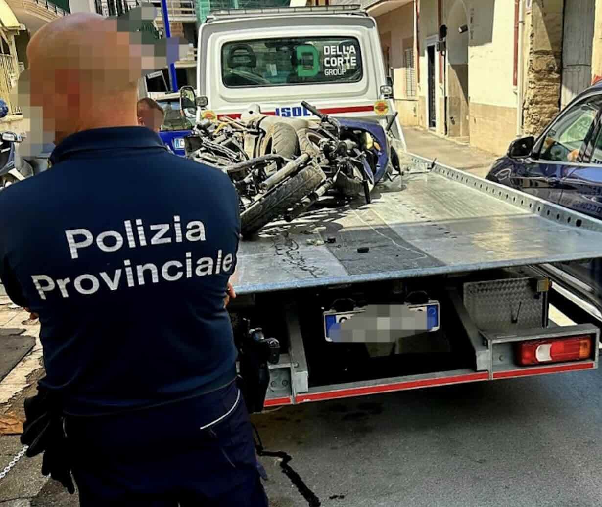 Blitz della Polizia Provinciale a Caserta: scoperta officina abusiva con pezzi rubati e rifiuti tossici, titolare denunciato