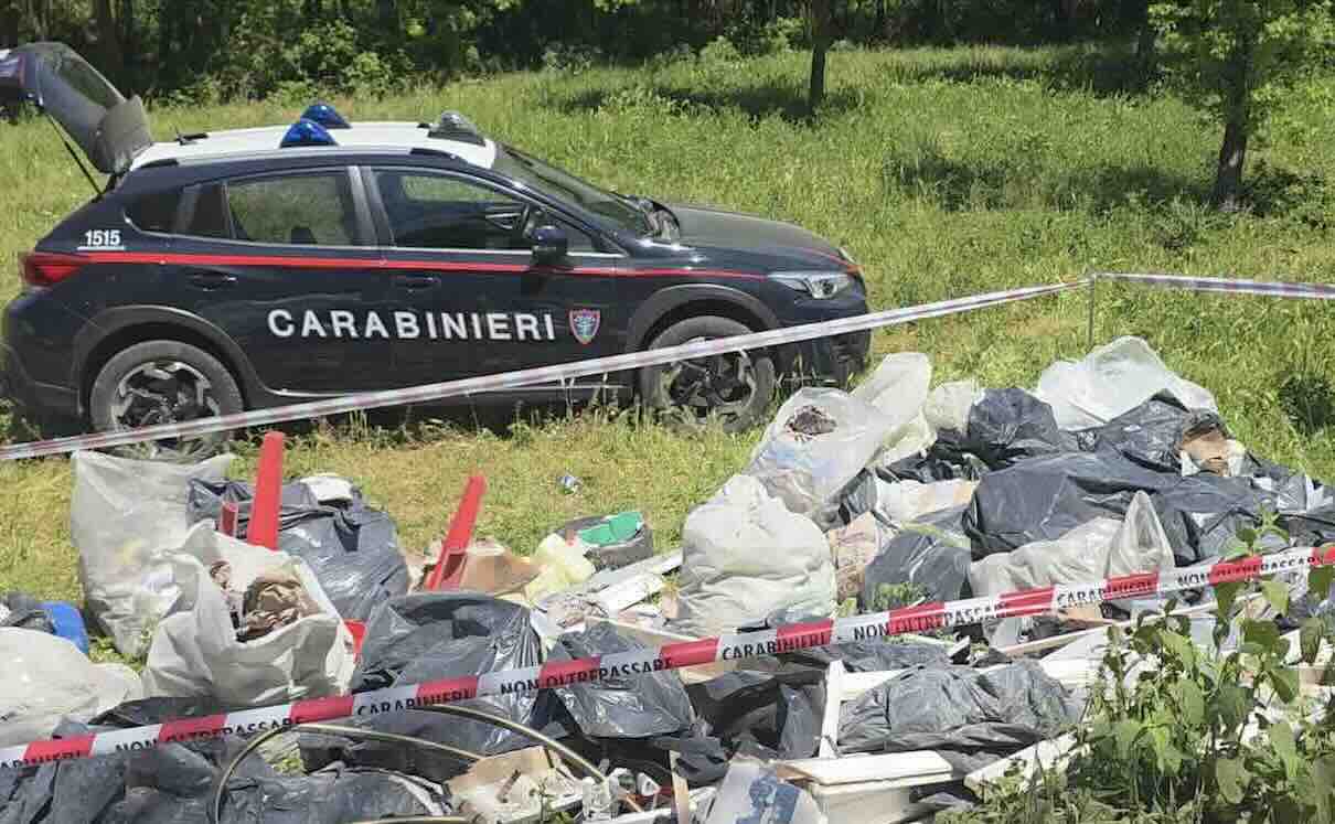 Scoperta illecita gestione dei rifiuti a Scampia: denunciato imprenditore e sequestrati 115 metri cubi di materiale pericoloso.
