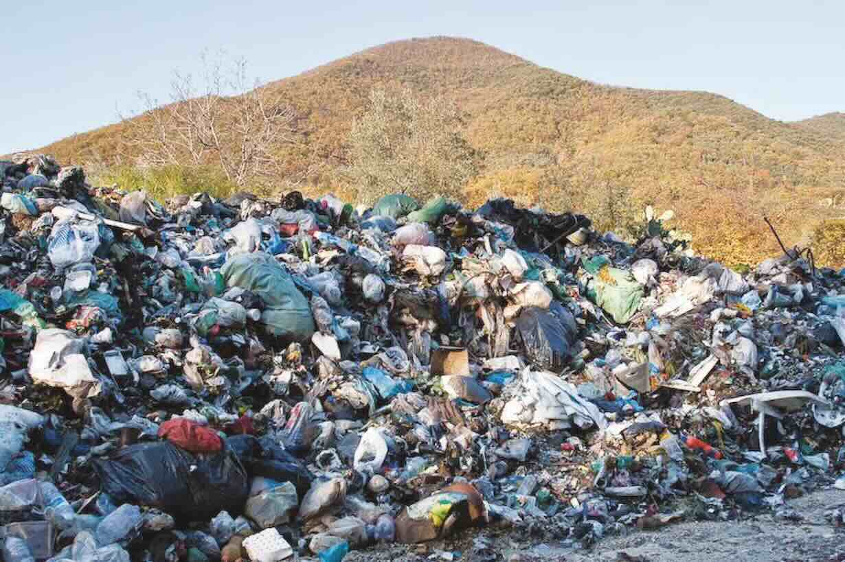 Sequestro di un terreno ad Afragola: scoperta maxi discarica abusiva e denuncia per il proprietario