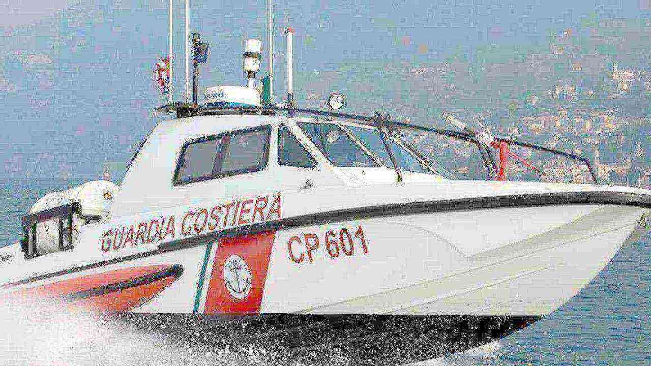 Emergenza in mare: la Guardia Costiera salva due diportisti sorpresi da un’avaria tra Forio e Ventotene