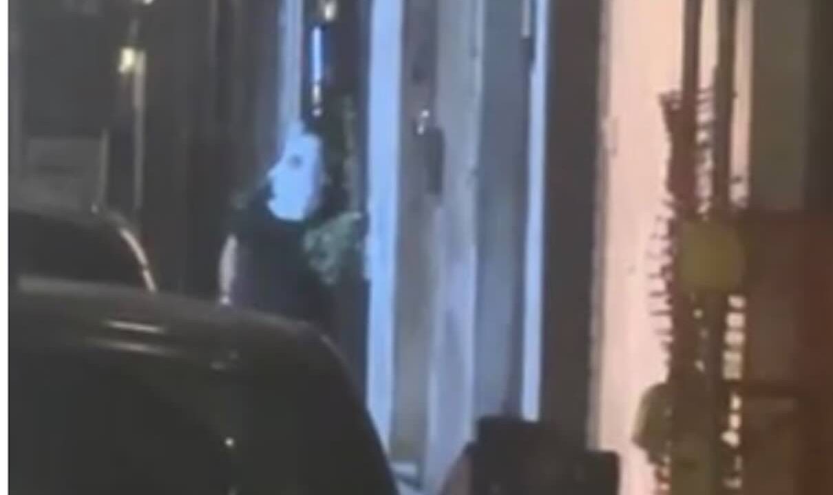 Cappuccio bianco e machete in azione: un 53enne semina il panico in un salone a Castellammare