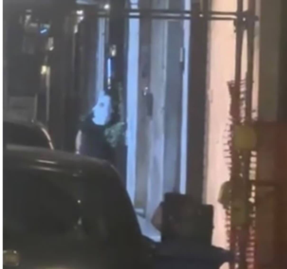 Cappuccio bianco e machete in azione: un 53enne semina il panico in un salone a Castellammare