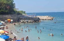 Battaglia per l’accesso libero alla spiaggia di Pozzano: sequestro del cancello abusivo non ferma le proteste dei bagnanti