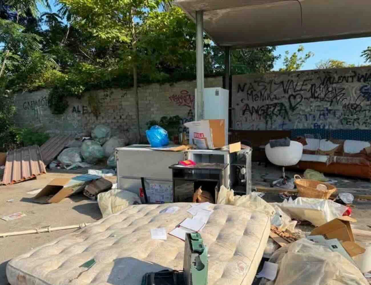 Castellammare, i rifiuti ingombranti allontanano i cittadini: discariche abusive nei punti di raccolta