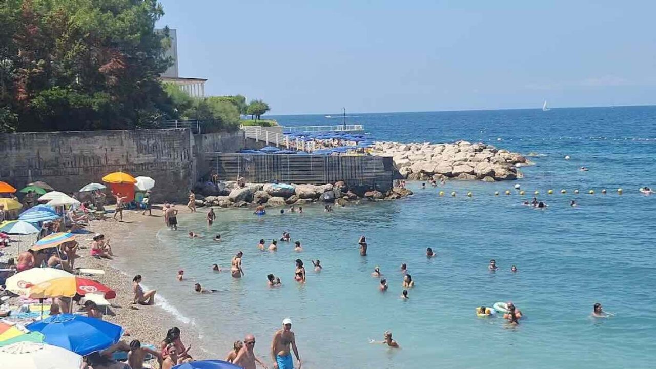 Castellammare, il muro che divide: cittadini indignati contro il «muro della vergogna» a Pozzano