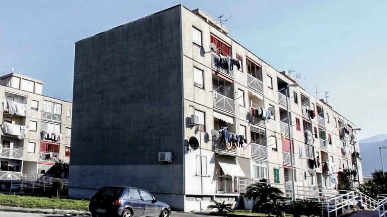 Alloggi a Castellammare: l’emergenza delle occupazioni e i ritardi negli sgomberi mettono a rischio il futuro del Comune