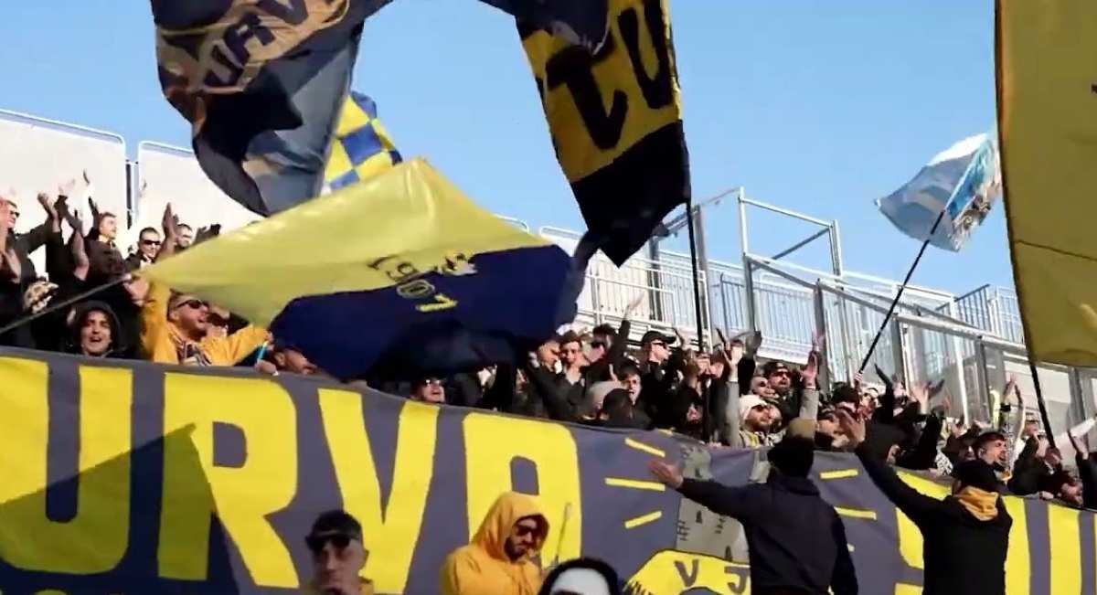 Divieto di trasferte per la Juve Stabia: sanzioni dopo i disordini a Cava e rischio di isolamento per i tifosi.