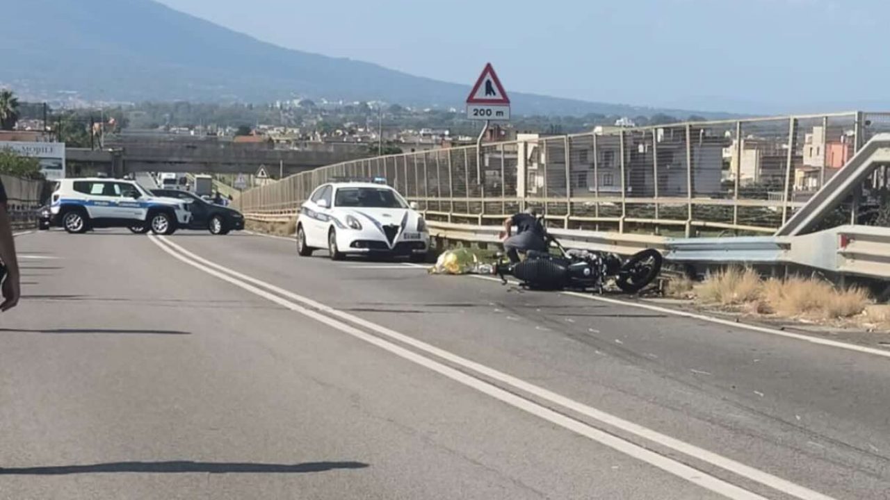 Viadotto di Castellammare, tragico schianto: morto un centauro investito da van contromano, indagato il conducente canadese.