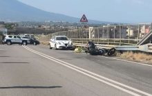 Viadotto di Castellammare, tragico schianto: morto un centauro investito da van contromano, indagato il conducente canadese.