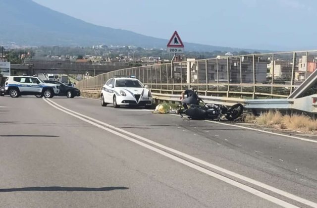 Viadotto di Castellammare, tragico schianto: morto un centauro investito da van contromano, indagato il conducente canadese.
