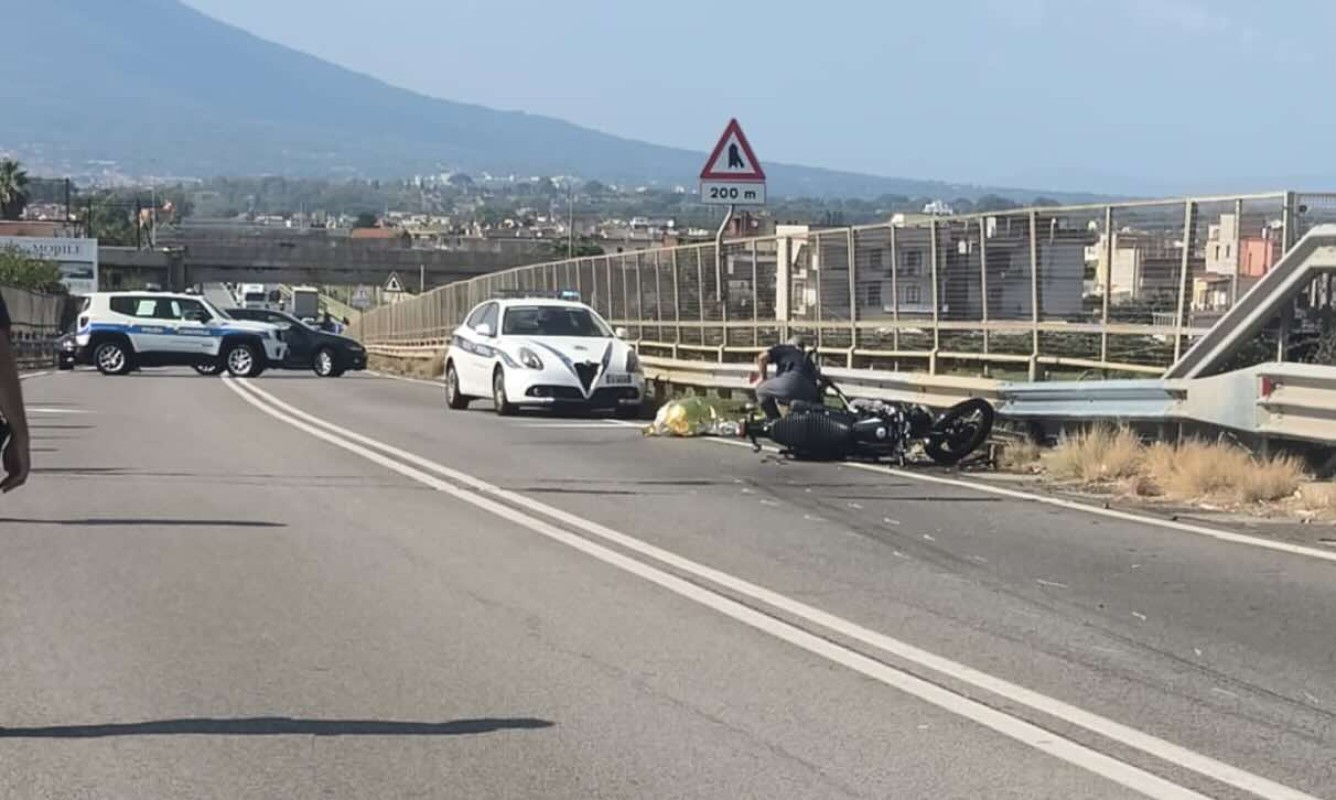 Viadotto di Castellammare, tragico schianto: morto un centauro investito da van contromano, indagato il conducente canadese.