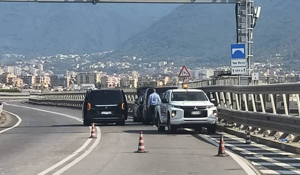 Incidente mortale sul raccordo di Castellammare: un van contromano causa la morte di un motociclista.x