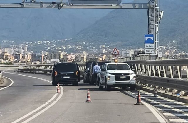 Incidente mortale sul raccordo di Castellammare: un van contromano causa la morte di un motociclista.x