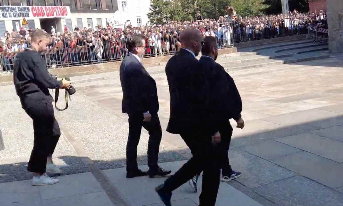 Franco Baresi ci lascia, migliaia in piazza ricordano il Capitano: tifosi del Milan contro la proprietà.