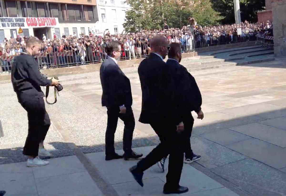 Franco Baresi ci lascia, migliaia in piazza ricordano il Capitano: tifosi del Milan contro la proprietà.