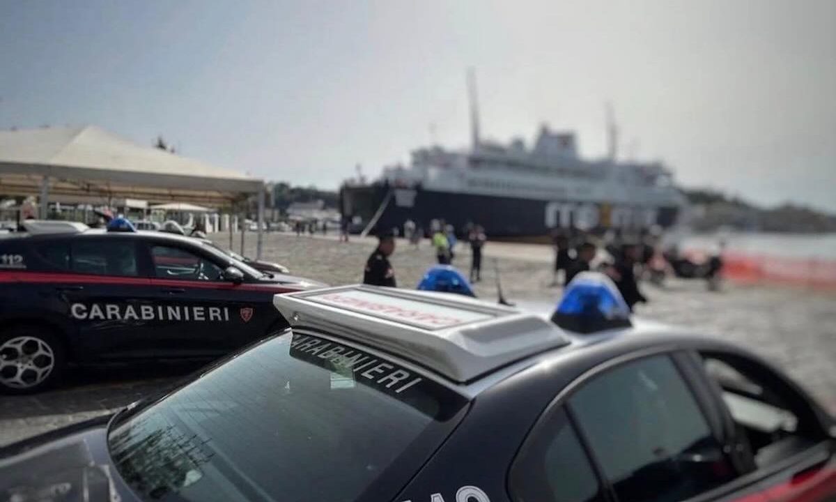 Ischia: fermato corteggiatore di «Uomini e Donne», truffa con documenti falsi per sconti traghetti