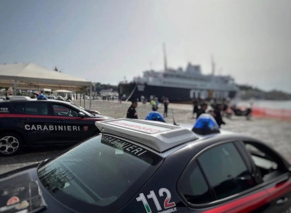 Ischia: fermato corteggiatore di «Uomini e Donne», truffa con documenti falsi per sconti traghetti