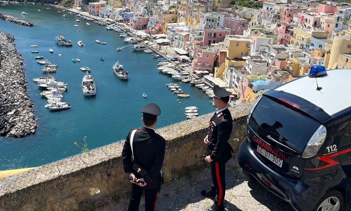 Procida, inganno in vacanza: smascherato truffatore che raggirava anziani