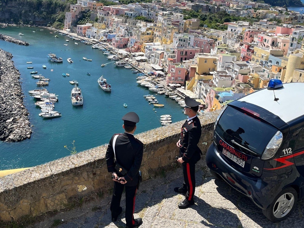 Procida, inganno in vacanza: smascherato truffatore che raggirava anziani