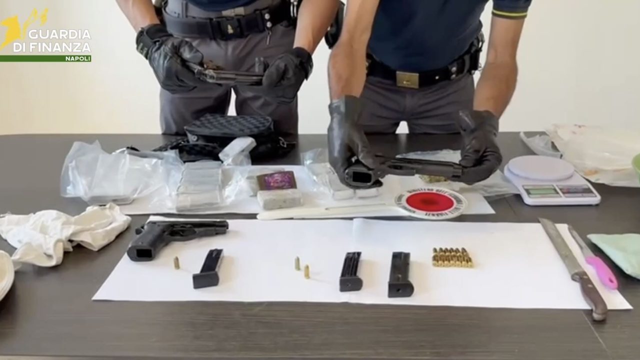 Arsenale e droga: scoperta choc nel negozio di frutta a Secondigliano, indagini sui legami con i clan locali