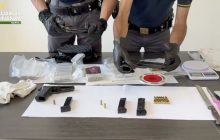 Arsenale e droga: scoperta choc nel negozio di frutta a Secondigliano, indagini sui legami con i clan locali