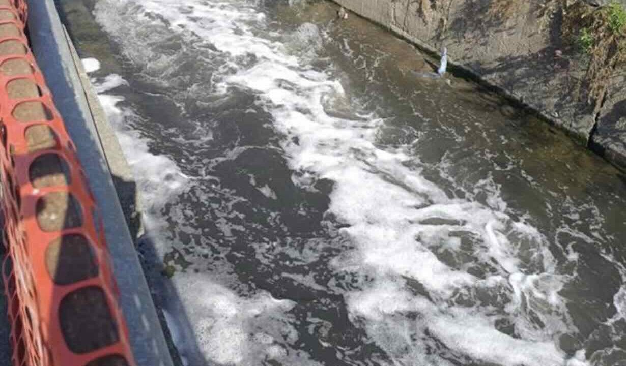 Scafati, il fiume Sarno in crisi: schiuma bianca e miasmi preoccupano i cittadini