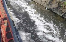 Scafati, il fiume Sarno in crisi: schiuma bianca e miasmi preoccupano i cittadini
