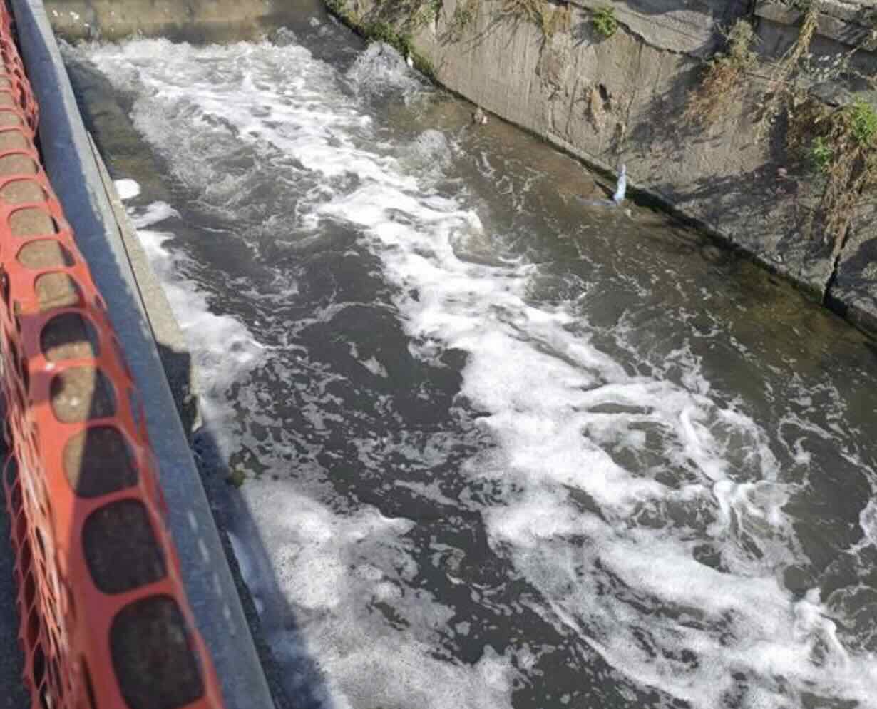 Scafati, il fiume Sarno in crisi: schiuma bianca e miasmi preoccupano i cittadini