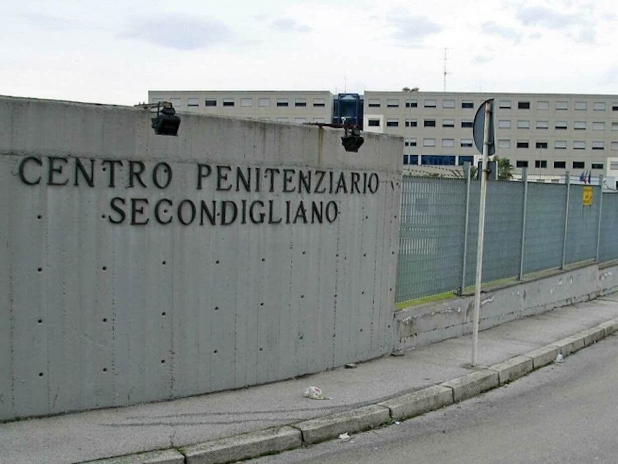 Crisi del personale penitenziario a Secondigliano: aggredito un ispettore durante un episodio di violenza in carcere