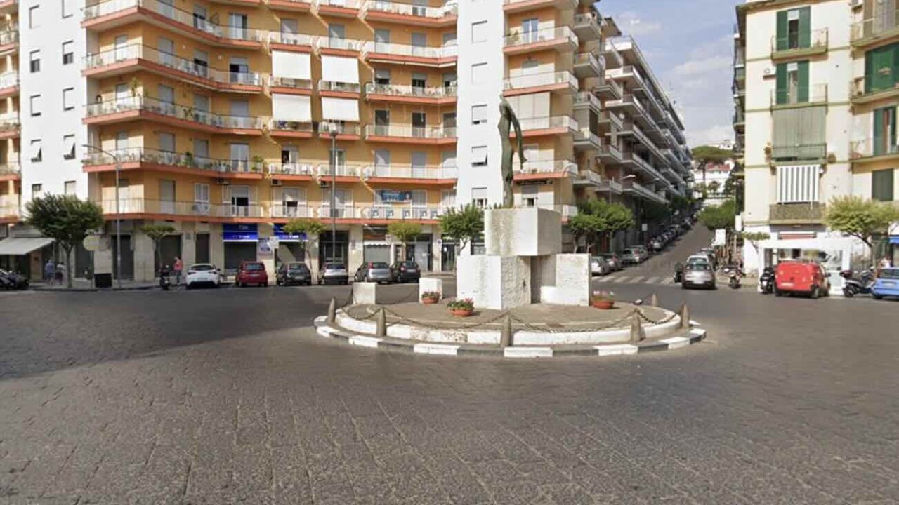 Ercolano, rissa tra giovani in piazza Trieste: un ferito e il richiamo della sindaca sulla sicurezza urbana