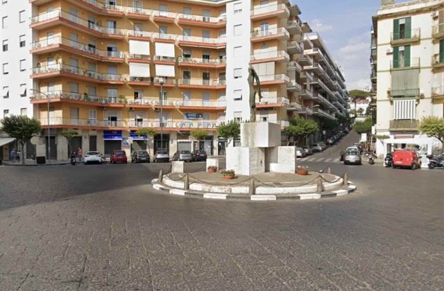 Ercolano, rissa tra giovani in piazza Trieste: un ferito e il richiamo della sindaca sulla sicurezza urbana