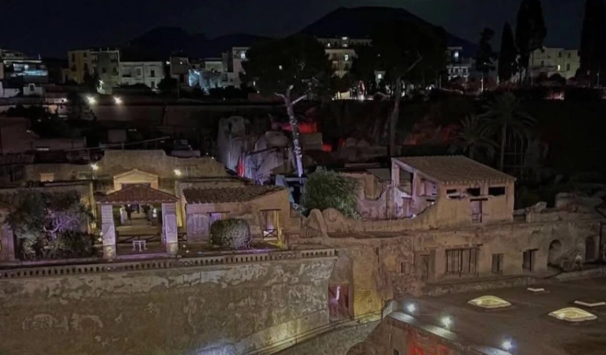 Ercolano, drammatico salvataggio: uomo sul punto di lanciarsi da un’altezza di 30 metri, in intervento i Carabinieri.x