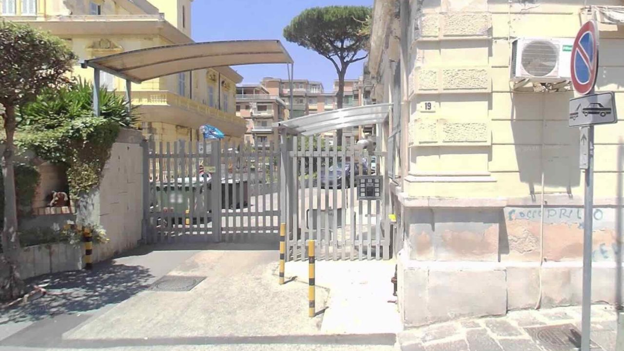 Muratore cade dal quarto piano a Ercolano: tragedia in cantiere