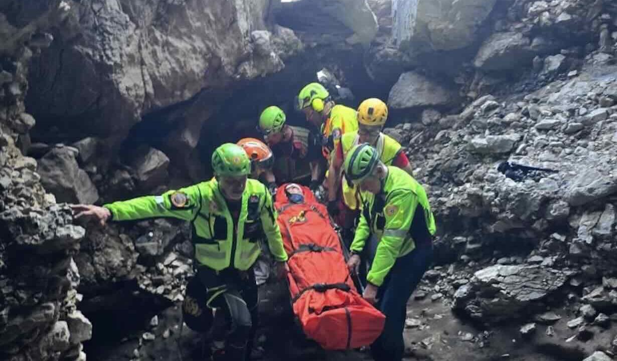 Intervento d’emergenza nella Grotta di Minerva: elisoccorso per escursionista ferito dopo una caduta durante l’escursione.