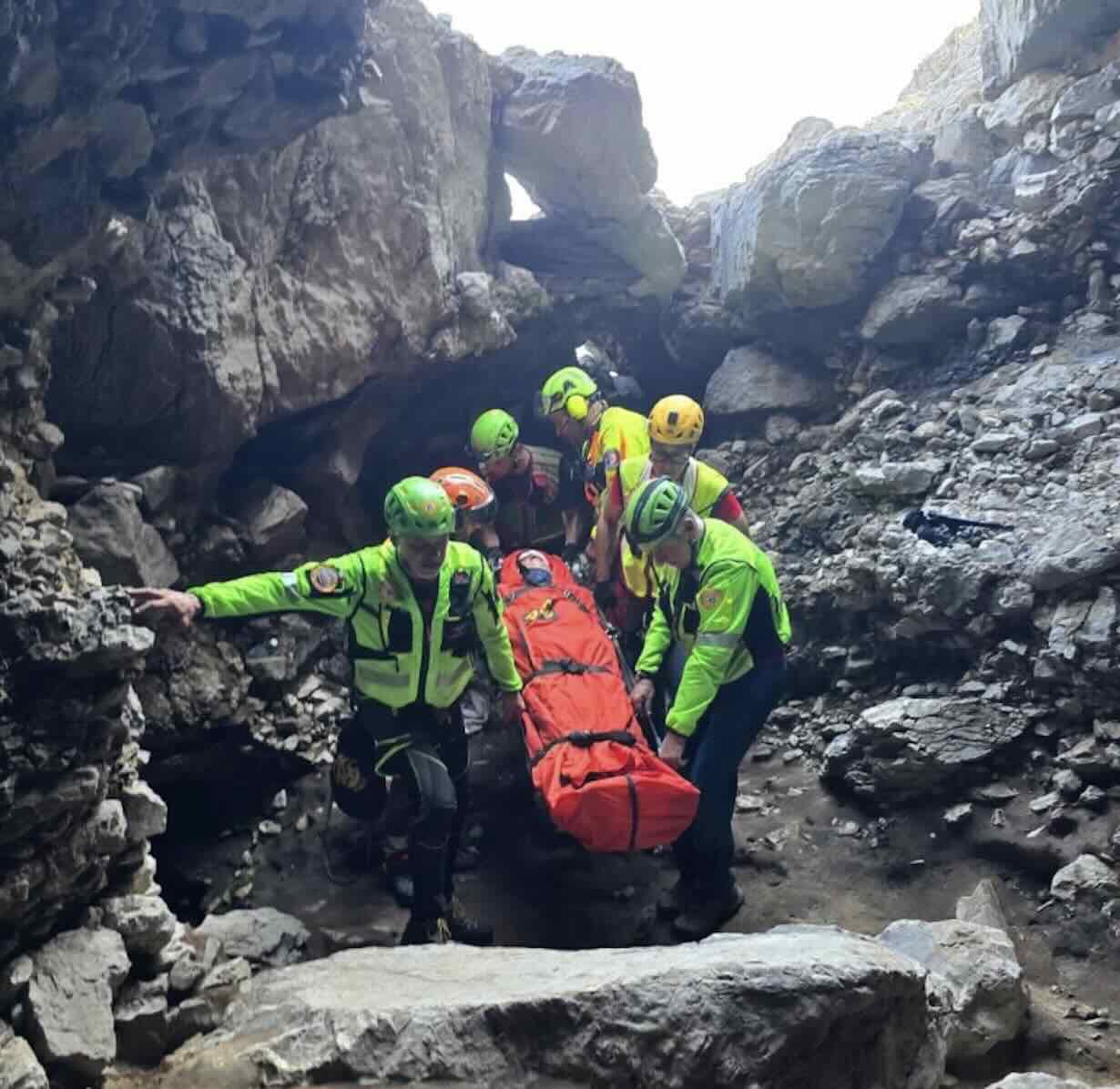 Intervento d’emergenza nella Grotta di Minerva: elisoccorso per escursionista ferito dopo una caduta durante l’escursione.