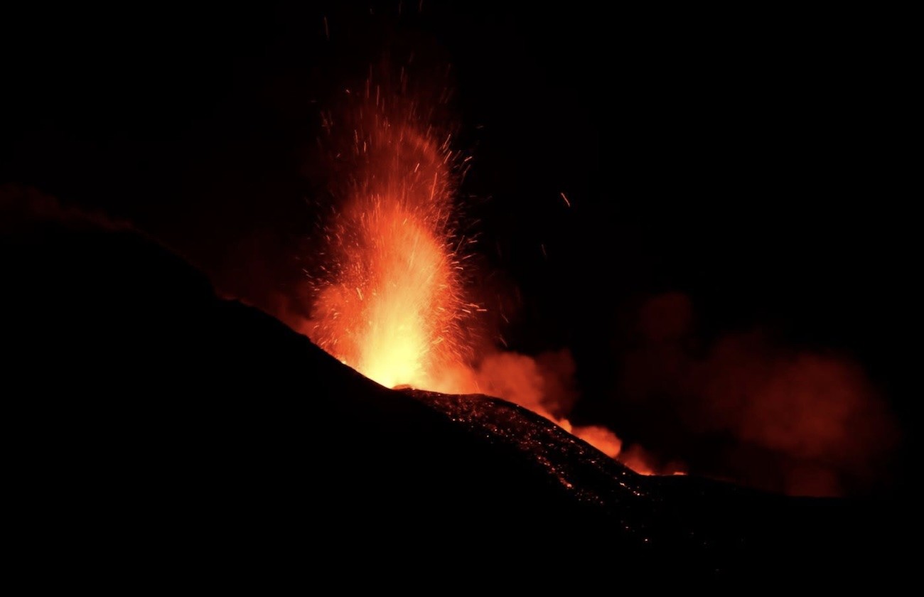 Etna in eruzione: lava dalla Voragine, voli deviati e residenti in allerta