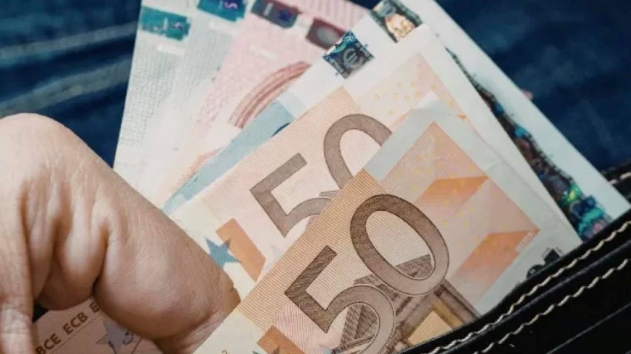 Falsificazione di euro e valuta africana a Napoli: scoperte due stamperie e cinque arresti in un blitz su Telegram