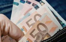 Falsificazione di euro e valuta africana a Napoli: scoperte due stamperie e cinque arresti in un blitz su Telegram