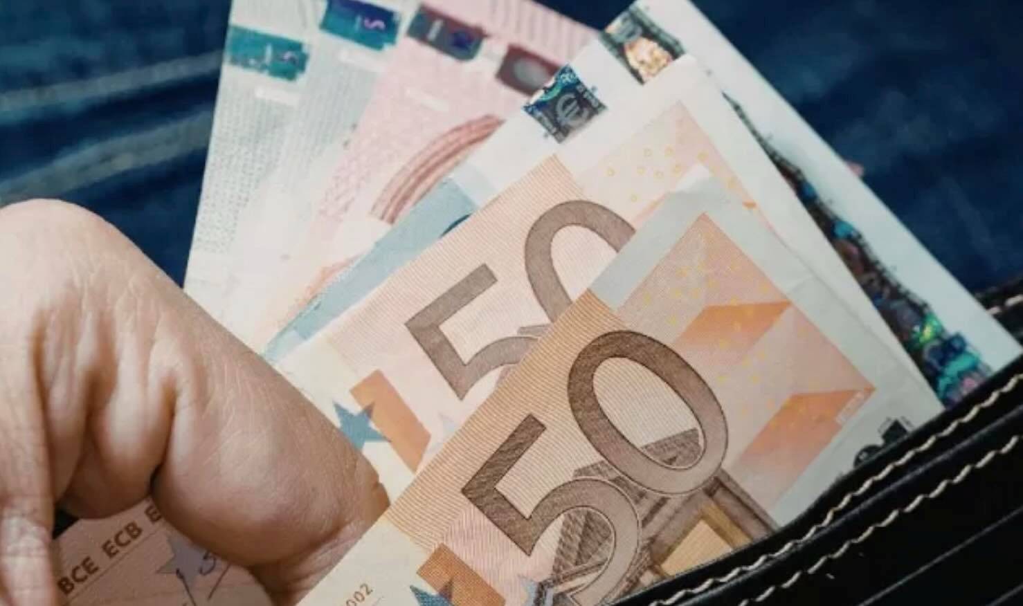 Falsificazione di euro e valuta africana a Napoli: scoperte due stamperie e cinque arresti in un blitz su Telegram