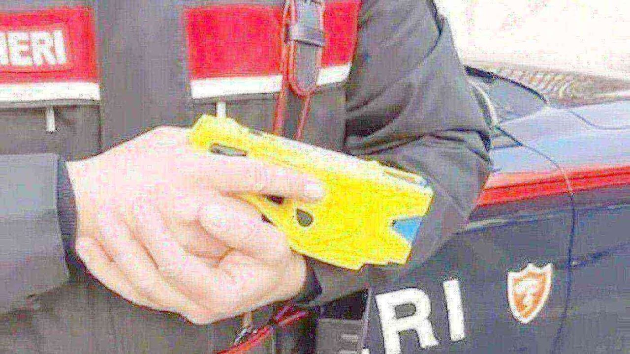 Fugge dai carabinieri e viene fermato con il taser: è in gravi condizioni in ospedale