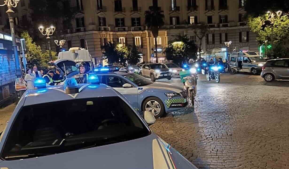 Controlli straordinari a Napoli per Ferragosto: 316 multe, 13 arresti e lotta al crimine nei luoghi di aggregazione