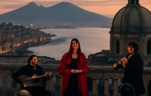 Note all’alba a Posillipo: applausi per lo spettacolo, non per le priorità de Il Palazzo sotto il Vesuvio
