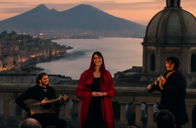 Note all’alba a Posillipo: applausi per lo spettacolo, non per le priorità de Il Palazzo sotto il Vesuvio