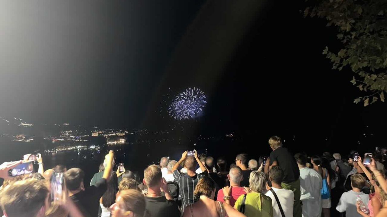 Sorrento celebra un Ferragosto d’eccellenza: tra spettacoli tecnologici e tradizione si rafforza il legame con il territorio.