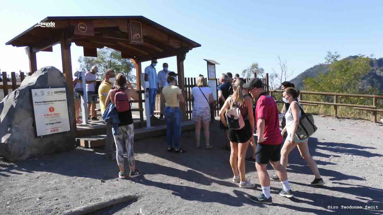 Ferragosto sul Vesuvio: oltre 2000 visitatori affrontano il caldo per un’escursione nel Parco Nazionale