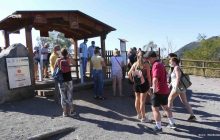 Ferragosto sul Vesuvio: oltre 2000 visitatori affrontano il caldo per un’escursione nel Parco Nazionale