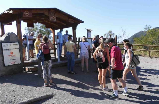 Ferragosto sul Vesuvio: oltre 2000 visitatori affrontano il caldo per un’escursione nel Parco Nazionale